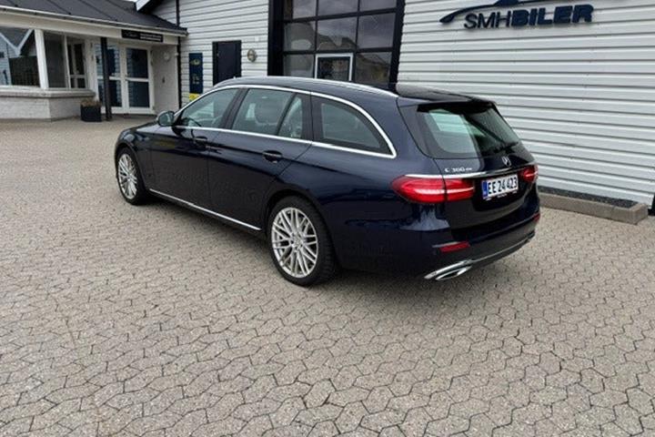 Blå Mercedes E300 de fra 2019