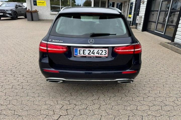 Blå Mercedes E300 de fra 2019