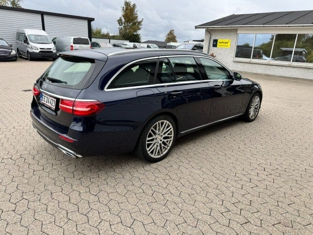 Blå Mercedes E300 de fra 2019