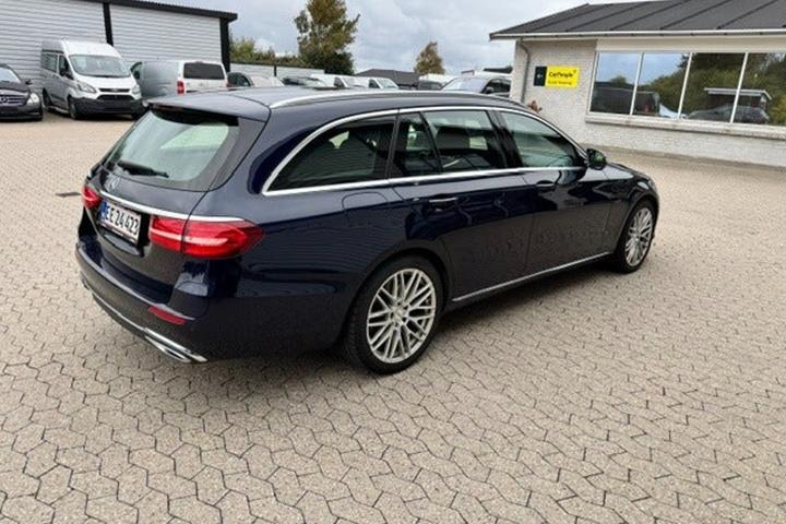 Blå Mercedes E300 de fra 2019