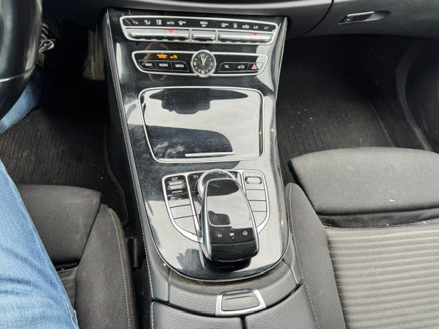 Blå Mercedes E300 de fra 2019