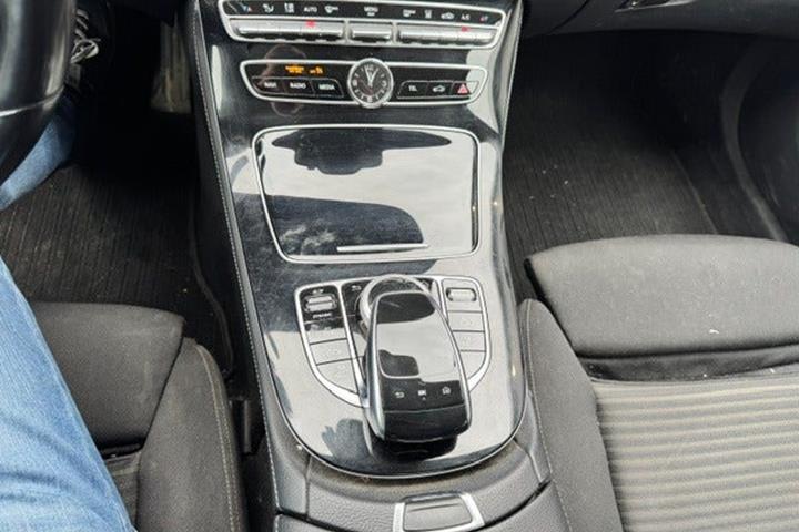 Blå Mercedes E300 de fra 2019