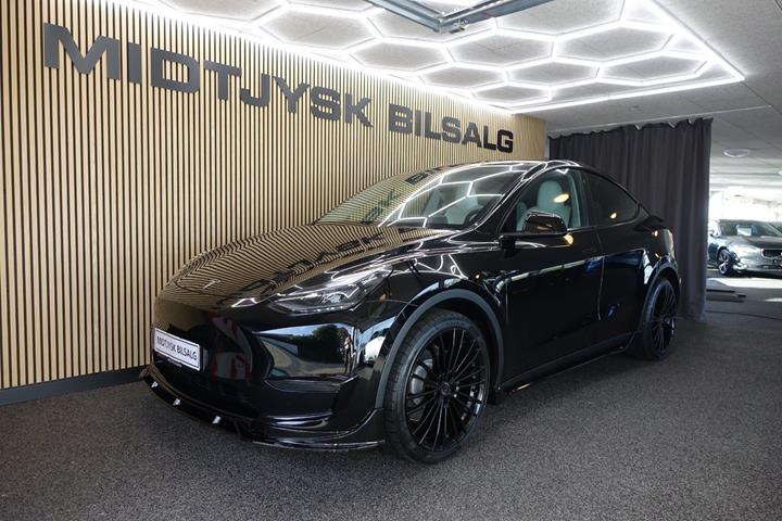 Sort Tesla Model Y fra 2023