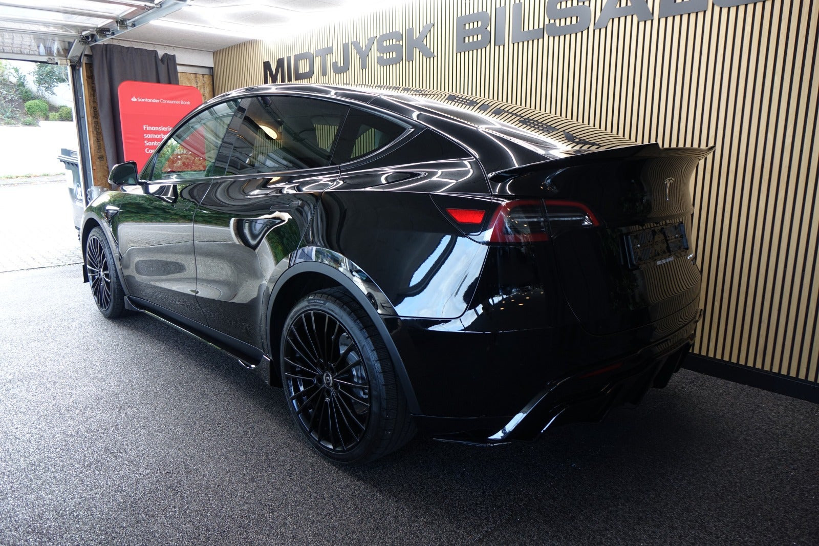 Sort Tesla Model Y fra 2023