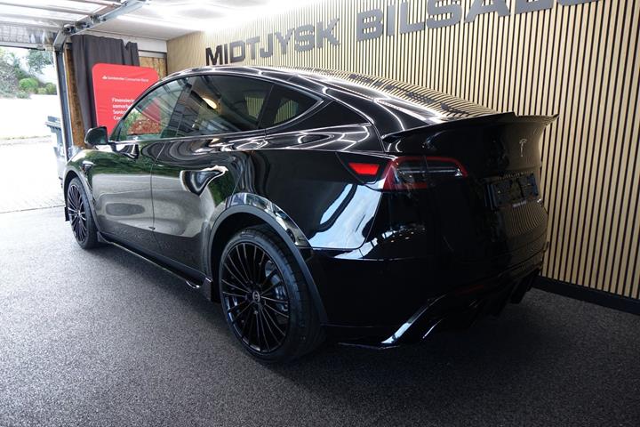 Sort Tesla Model Y fra 2023