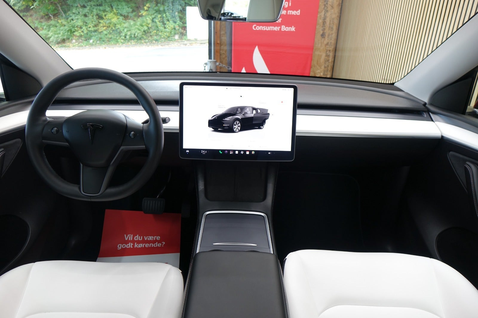 Sort Tesla Model Y fra 2023