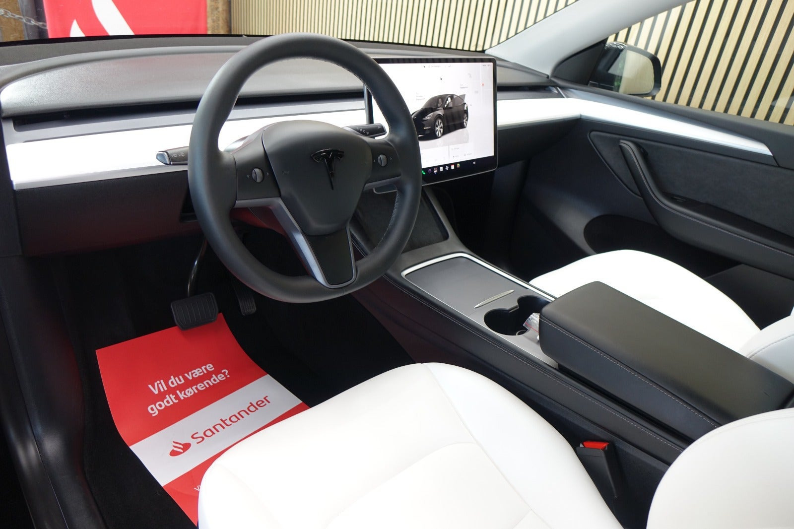 Sort Tesla Model Y fra 2023