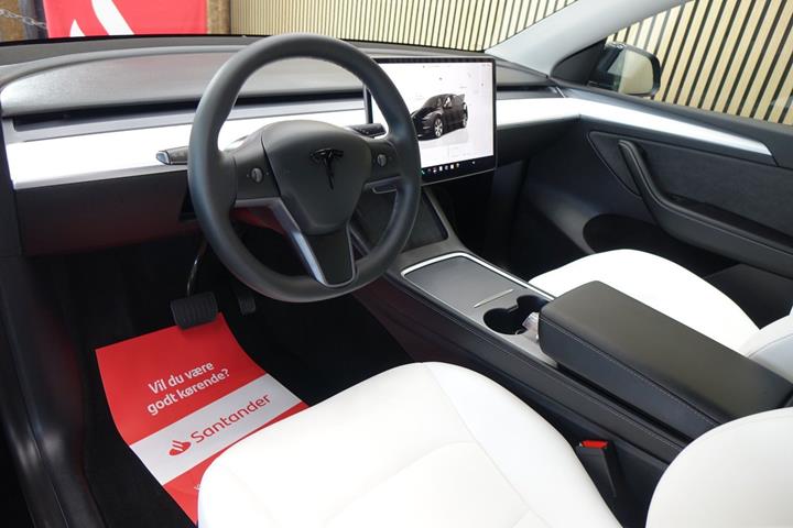 Sort Tesla Model Y fra 2023