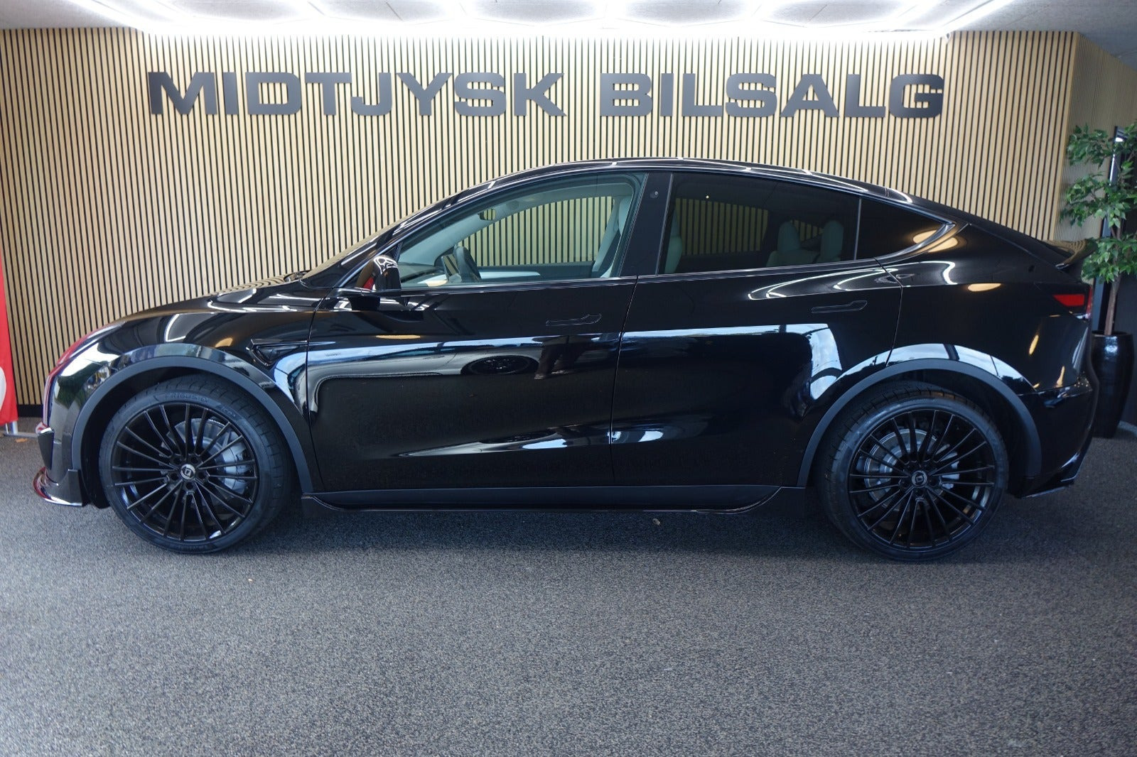 Sort Tesla Model Y fra 2023