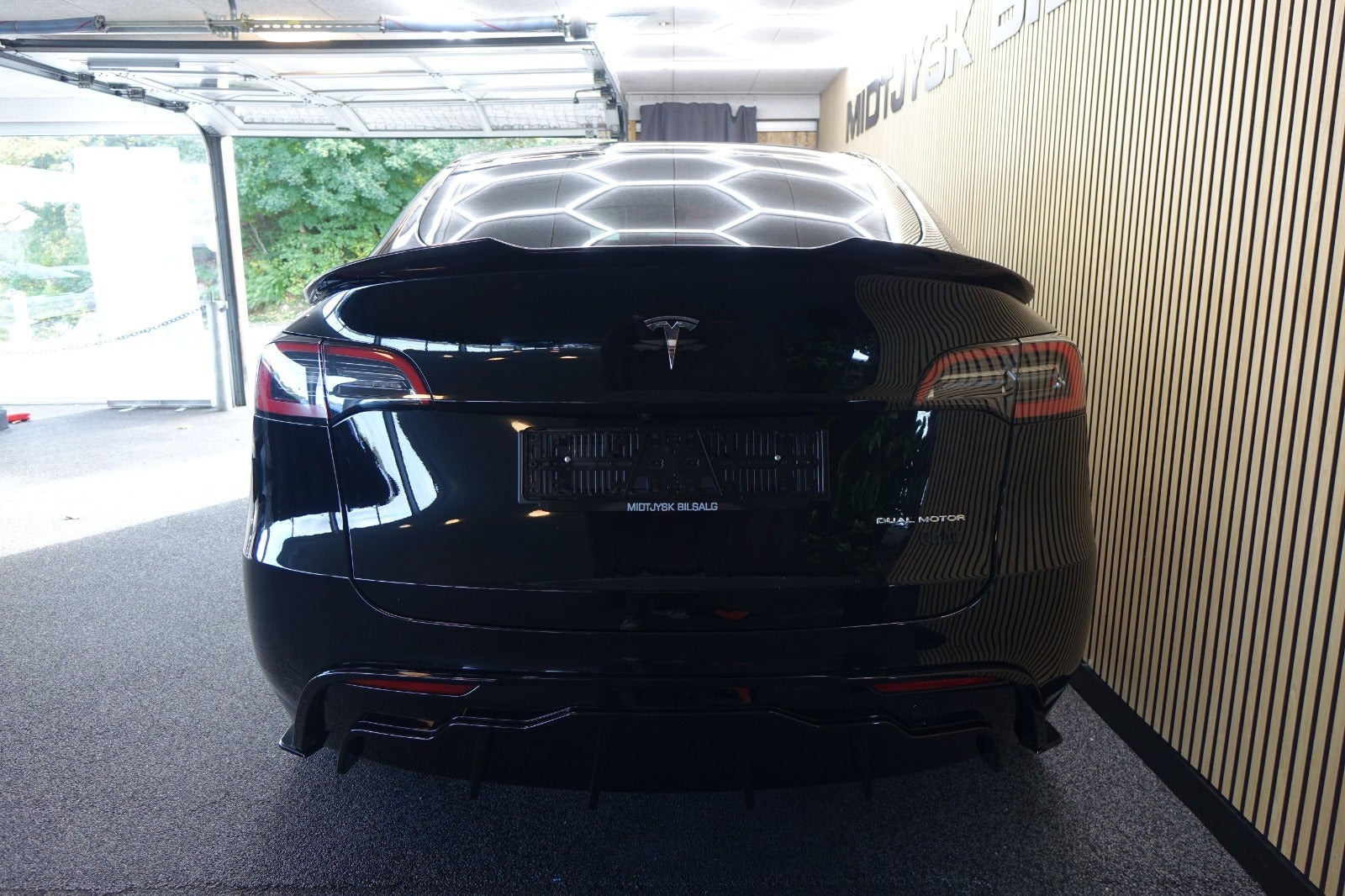 Sort Tesla Model Y fra 2023