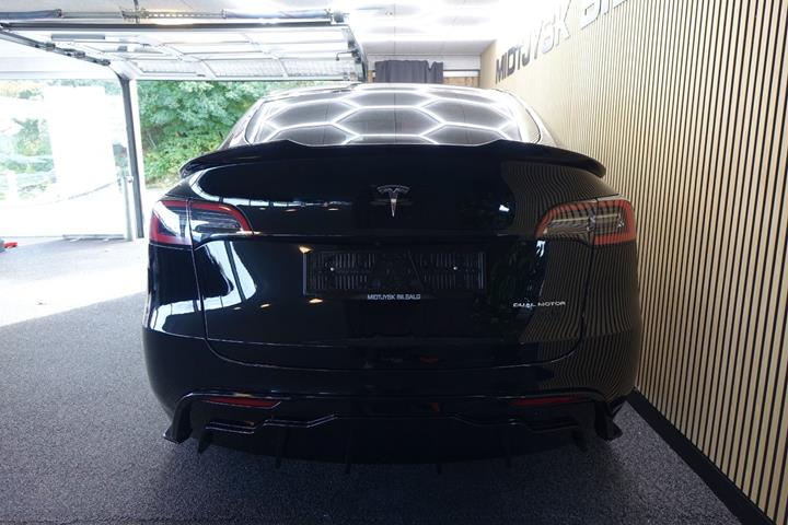 Sort Tesla Model Y fra 2023