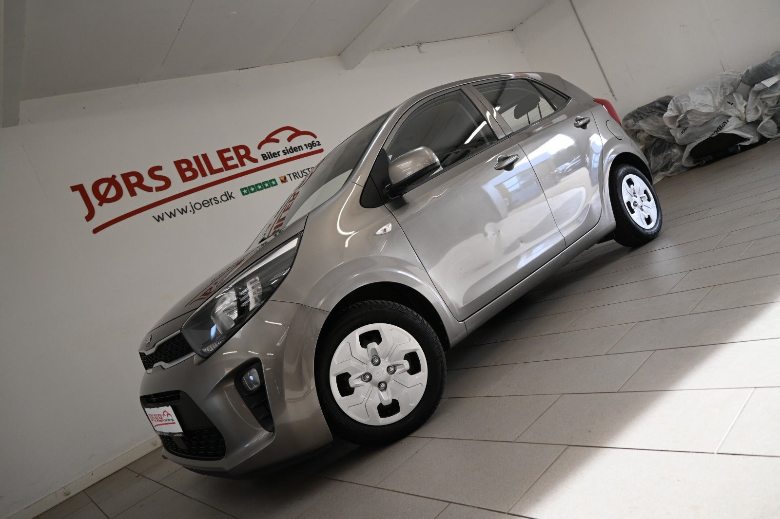 Beige Kia Picanto fra 2020 set udefra