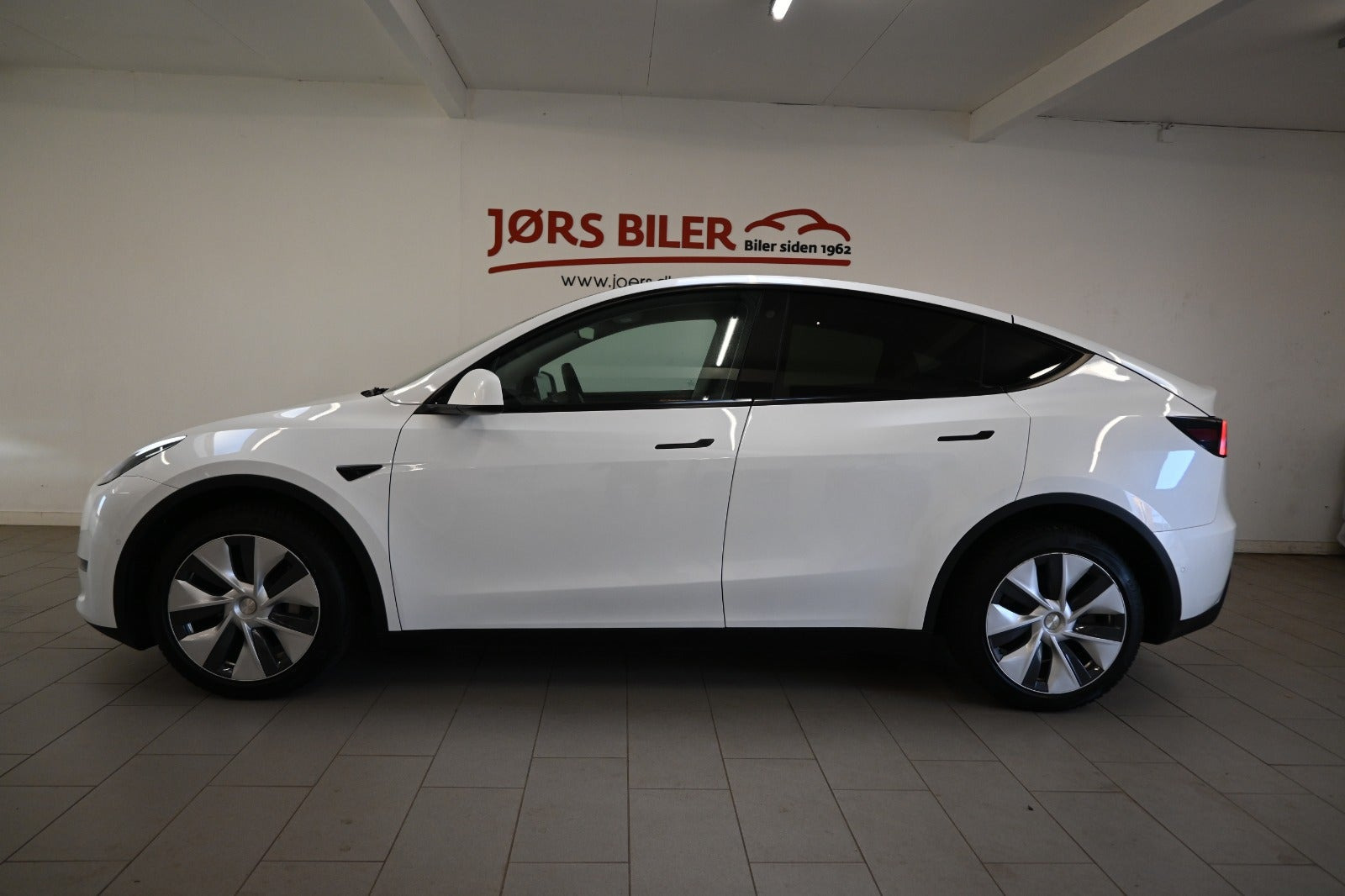 Hvid Tesla Model Y fra 2021