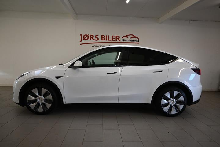 Hvid Tesla Model Y fra 2021