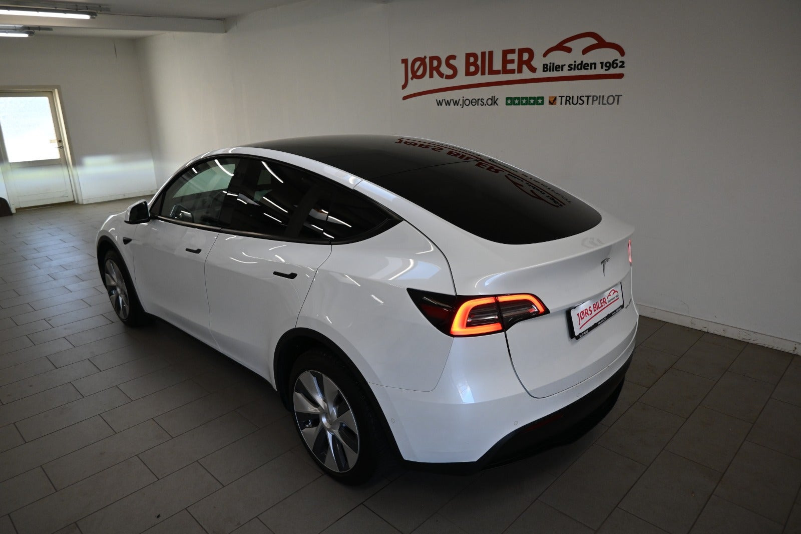 Hvid Tesla Model Y fra 2021