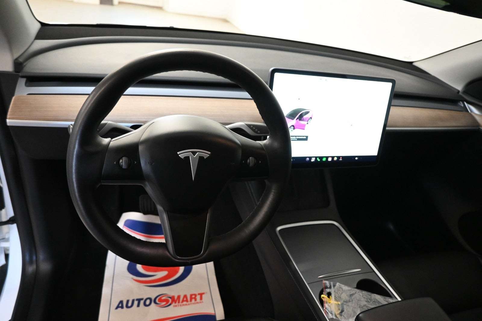 Hvid Tesla Model Y fra 2021