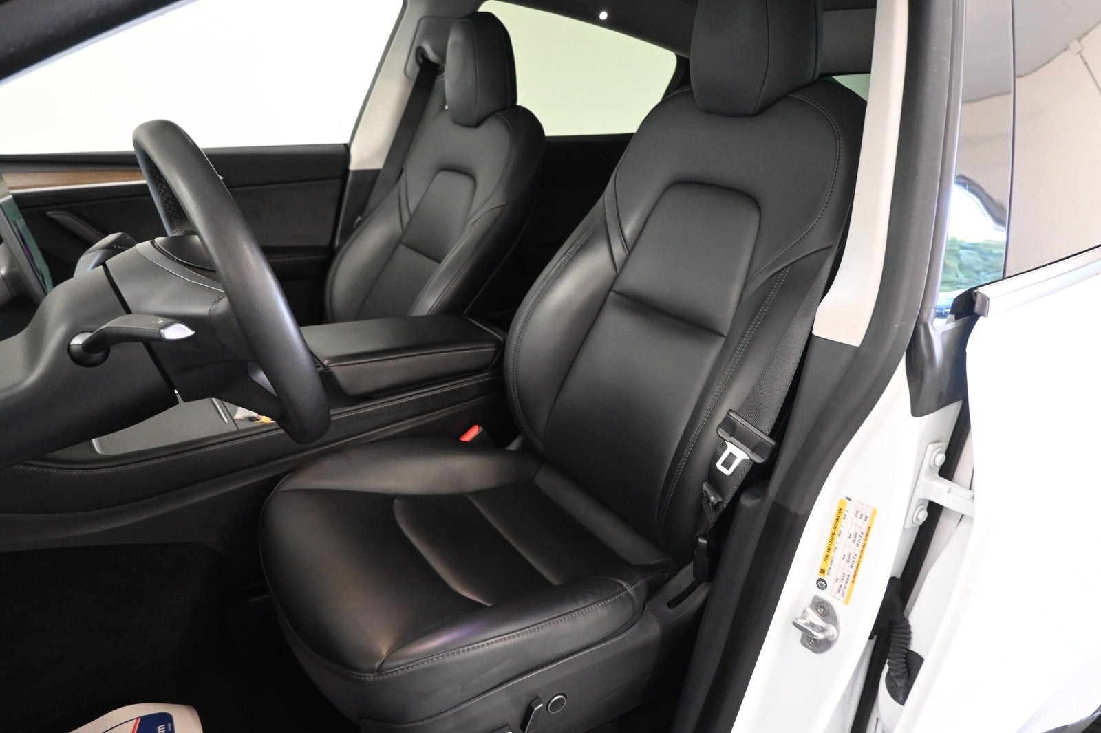 Hvid Tesla Model Y fra 2021