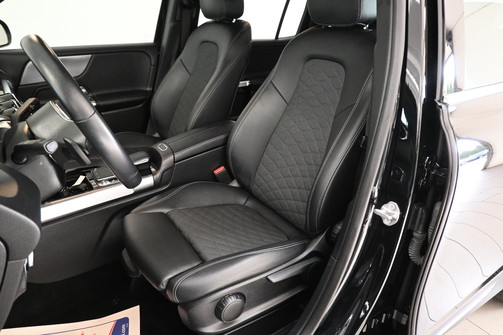 Sort Mercedes GLB200 fra 2020