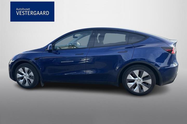Blå Tesla Model Y fra 2023