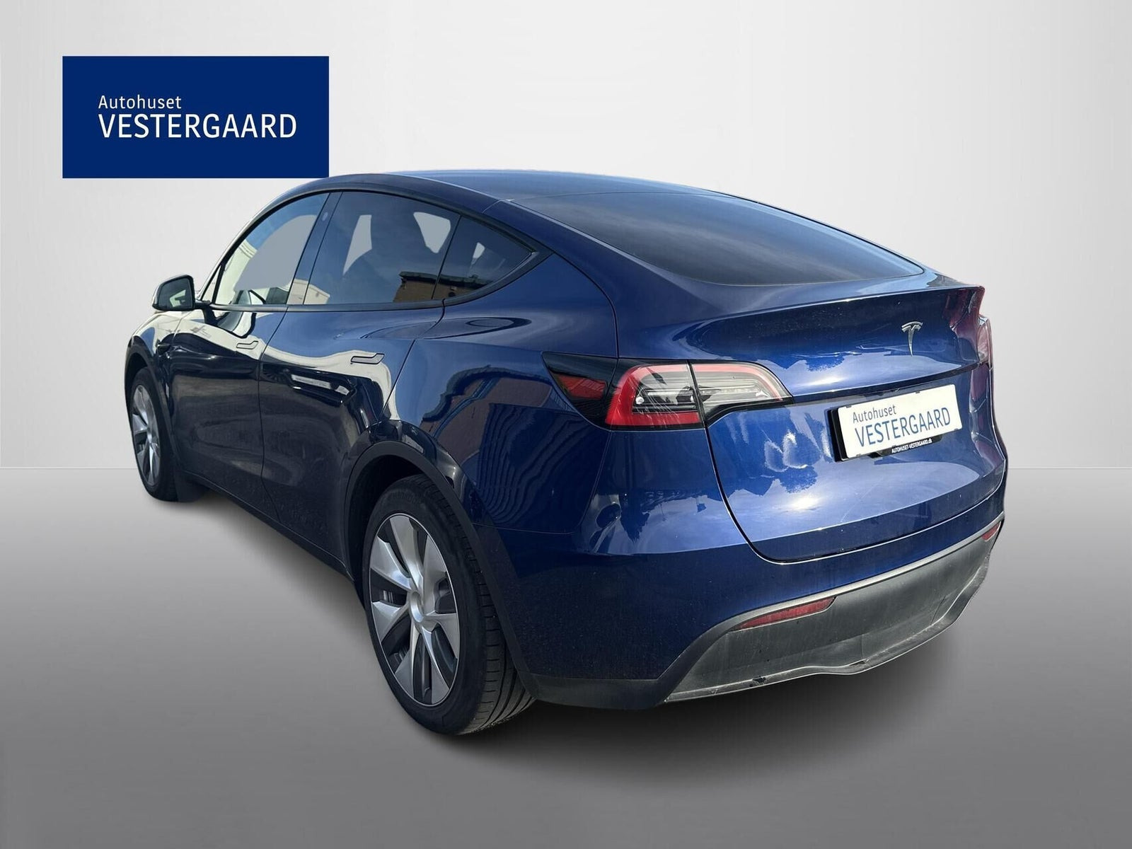 Blå Tesla Model Y fra 2023