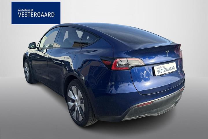 Blå Tesla Model Y fra 2023