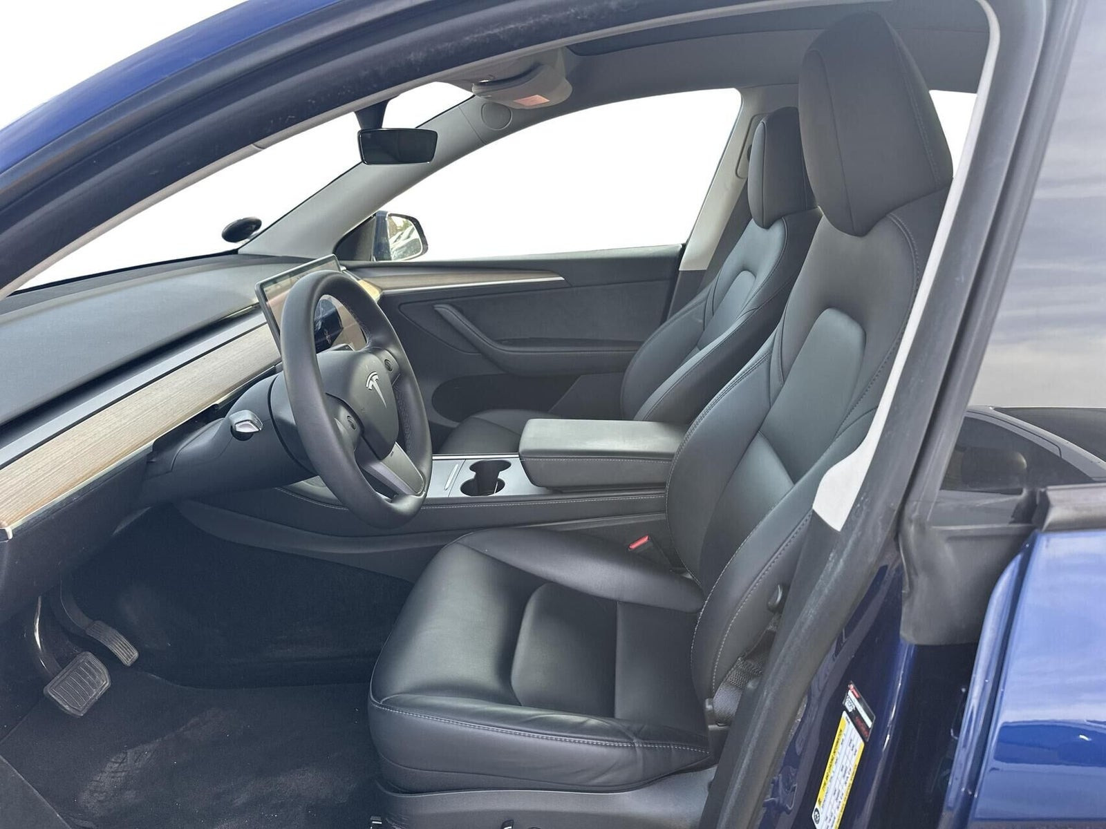 Blå Tesla Model Y fra 2023