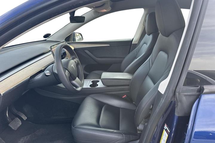 Blå Tesla Model Y fra 2023
