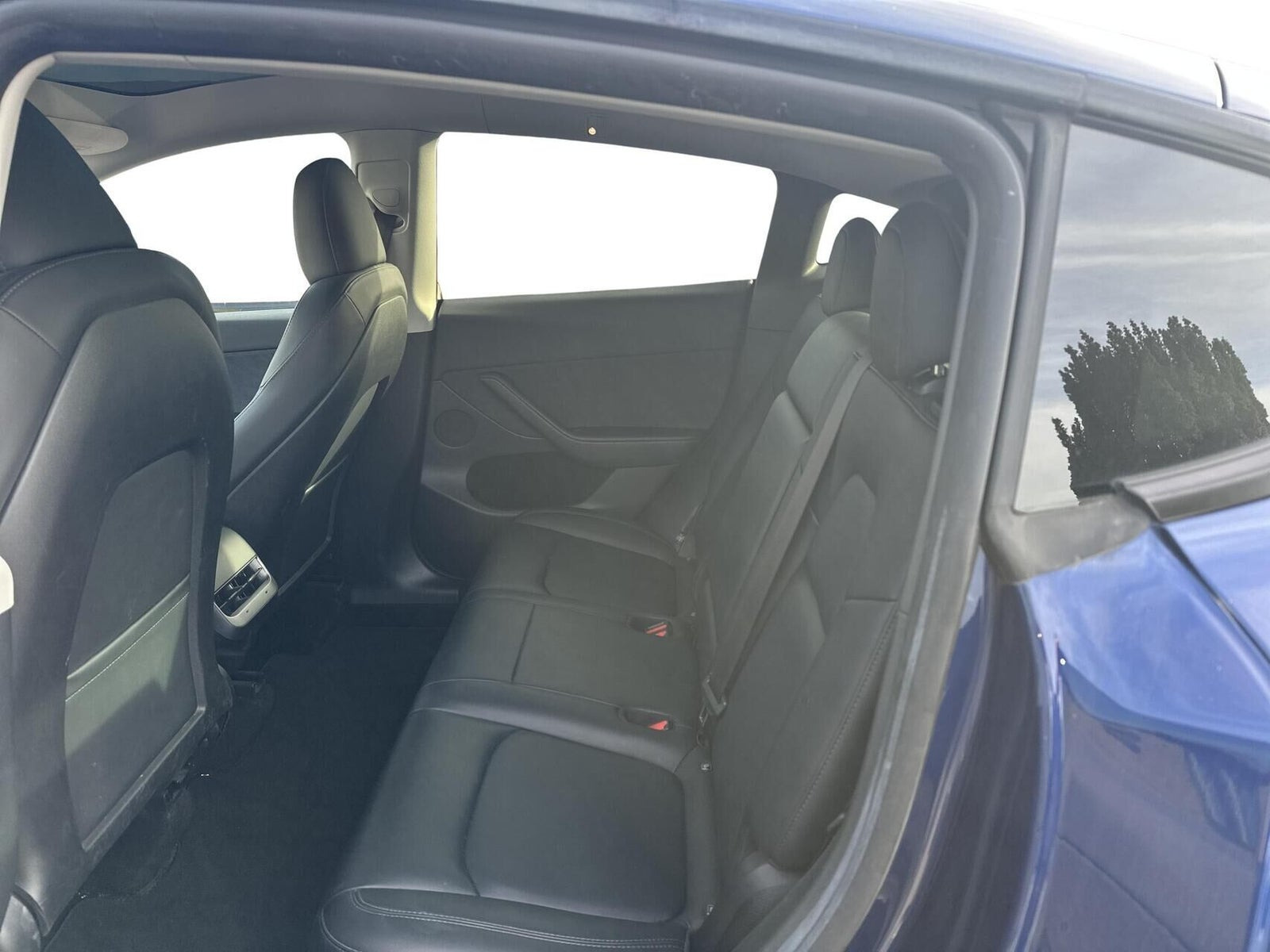 Blå Tesla Model Y fra 2023