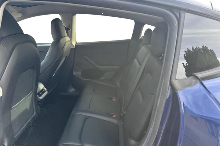 Blå Tesla Model Y fra 2023