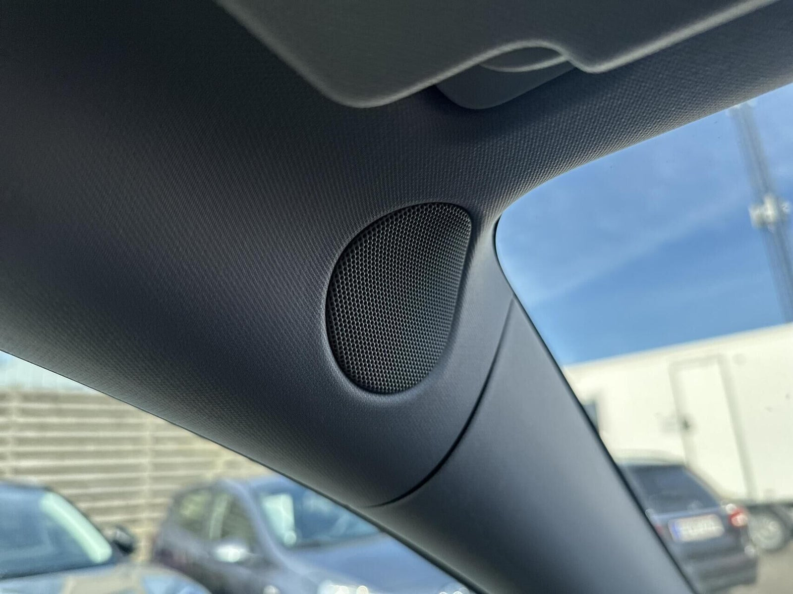 Blå Tesla Model Y fra 2023
