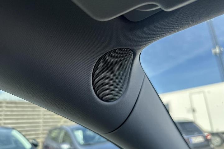 Blå Tesla Model Y fra 2023