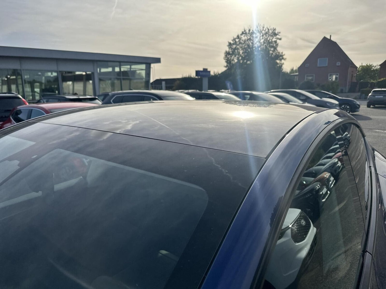 Blå Tesla Model Y fra 2023