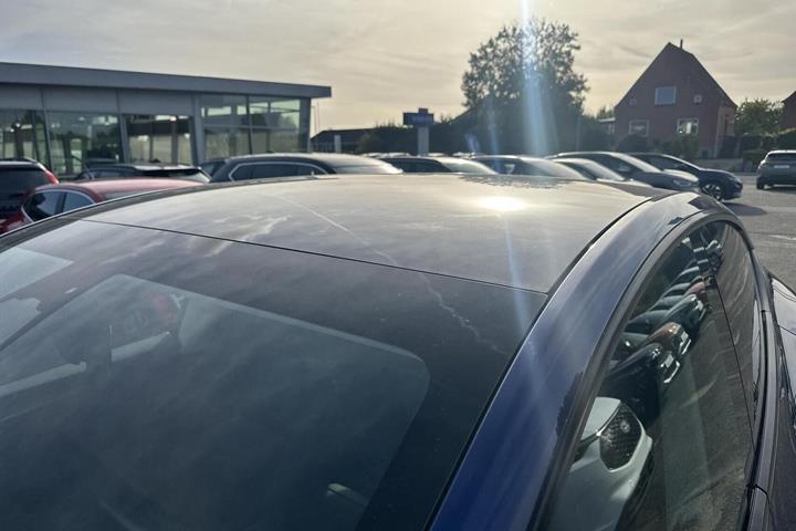 Blå Tesla Model Y fra 2023