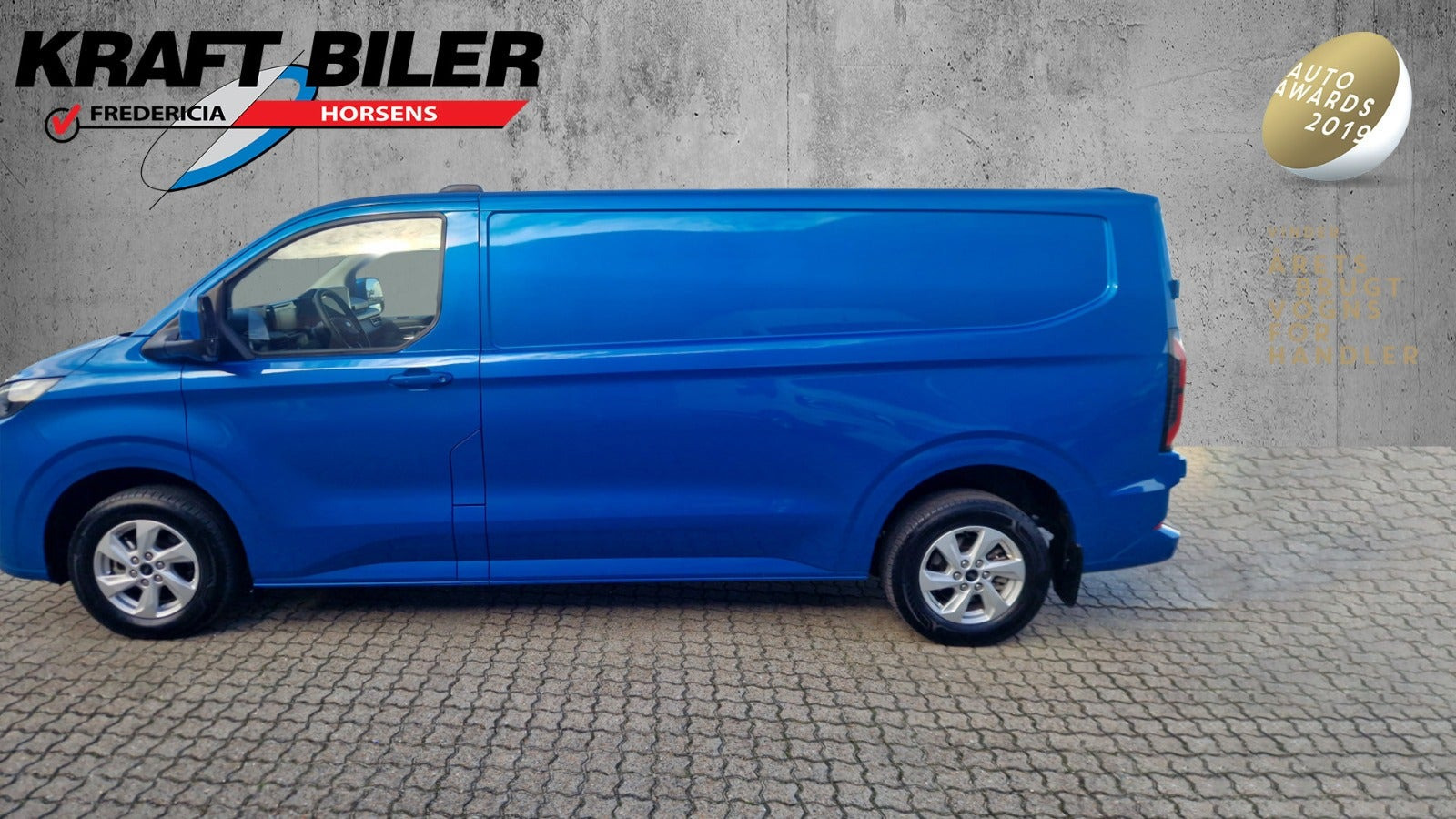 Blå Ford E-Transit Custom 320 L2 fra 2025 set udefra