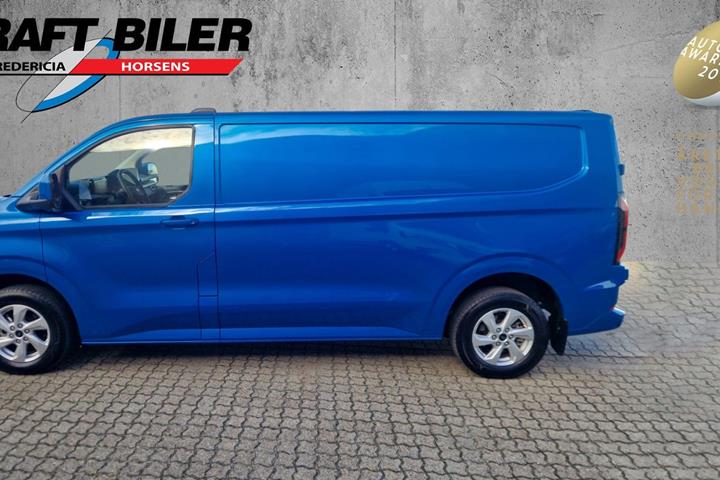 Blå Ford E-Transit Custom 320 L2 fra 2025 set udefra