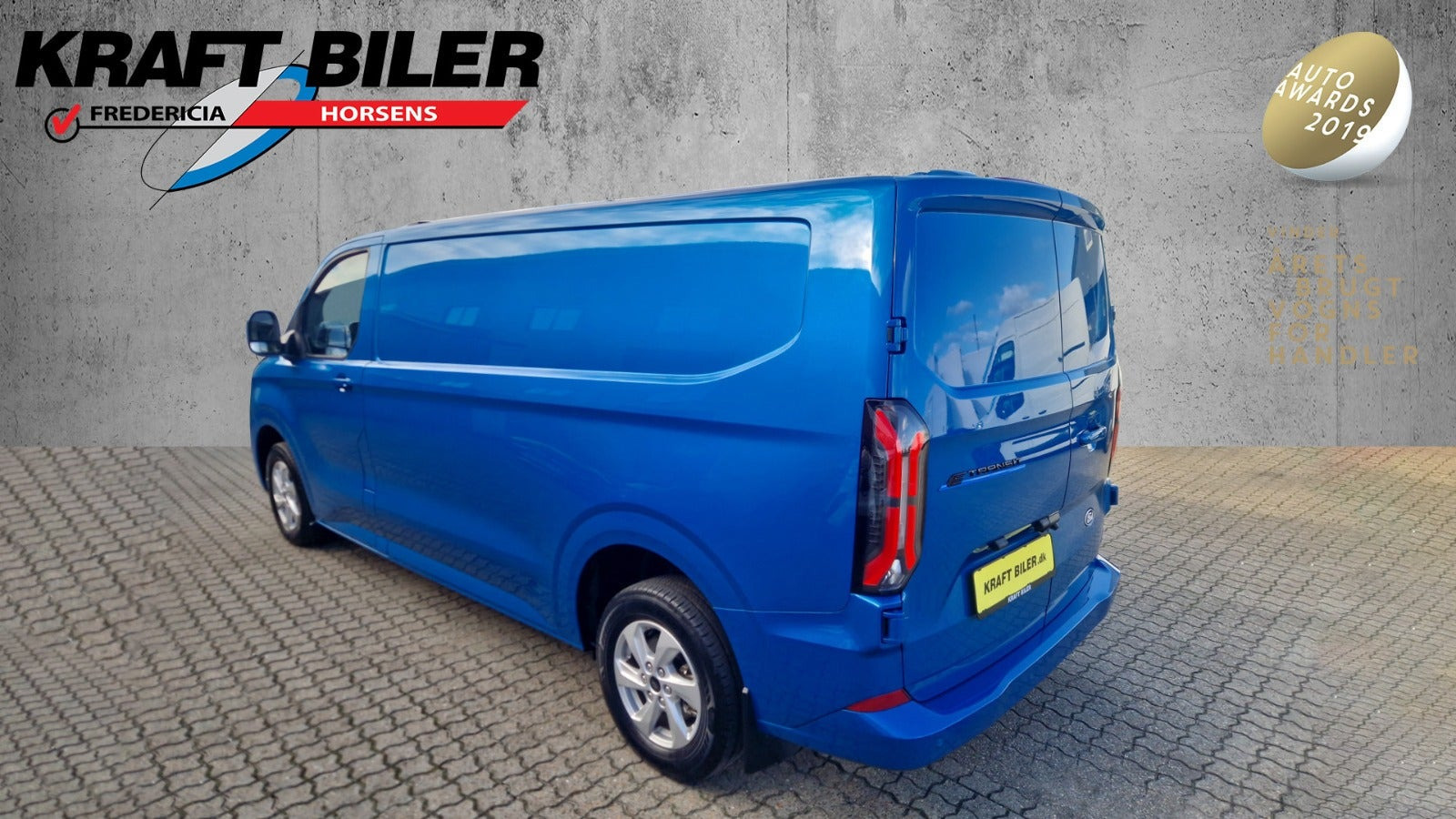 Blå Ford E-Transit Custom 320 L2 fra 2025 set udefra