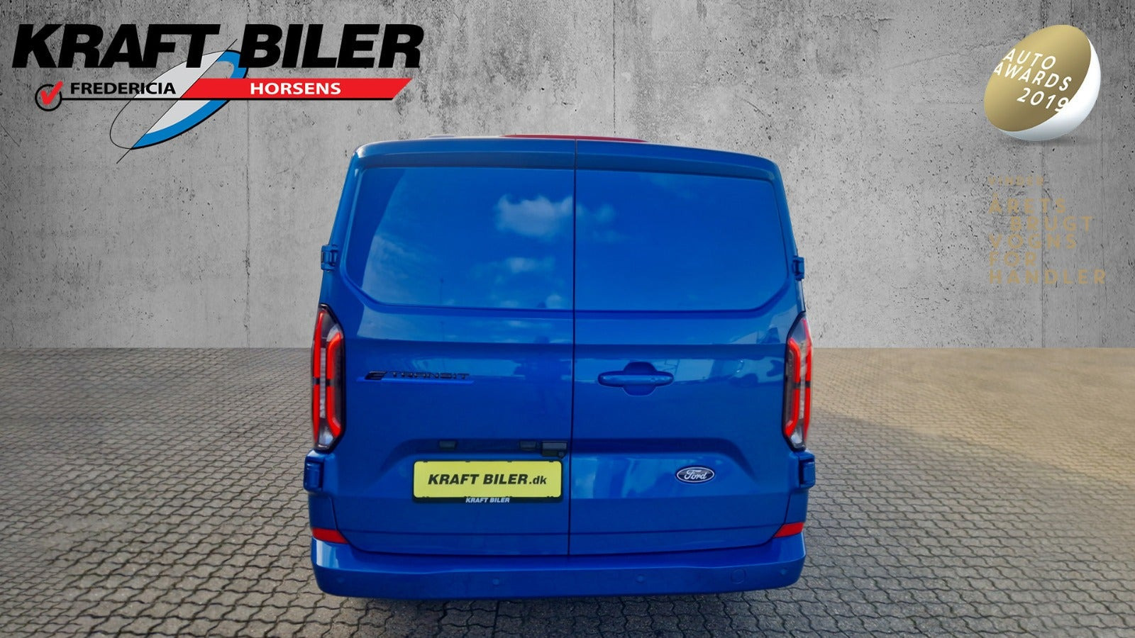 Blå Ford E-Transit Custom 320 L2 fra 2025 set udefra