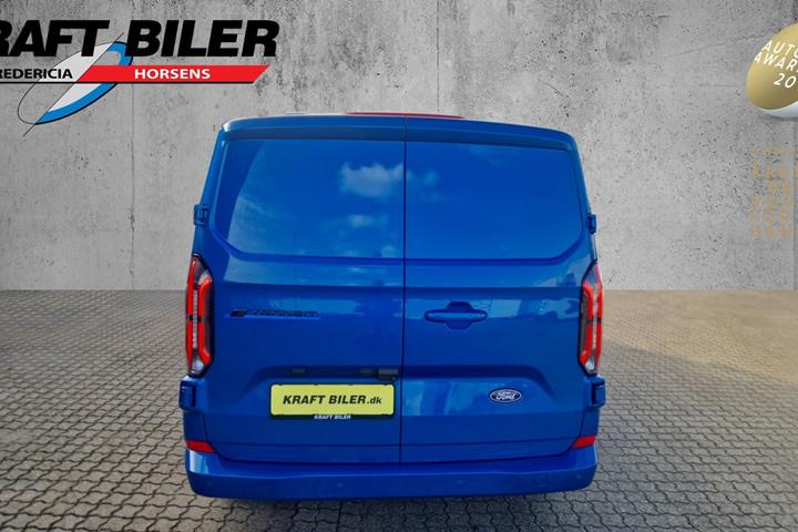 Blå Ford E-Transit Custom 320 L2 fra 2025 set udefra