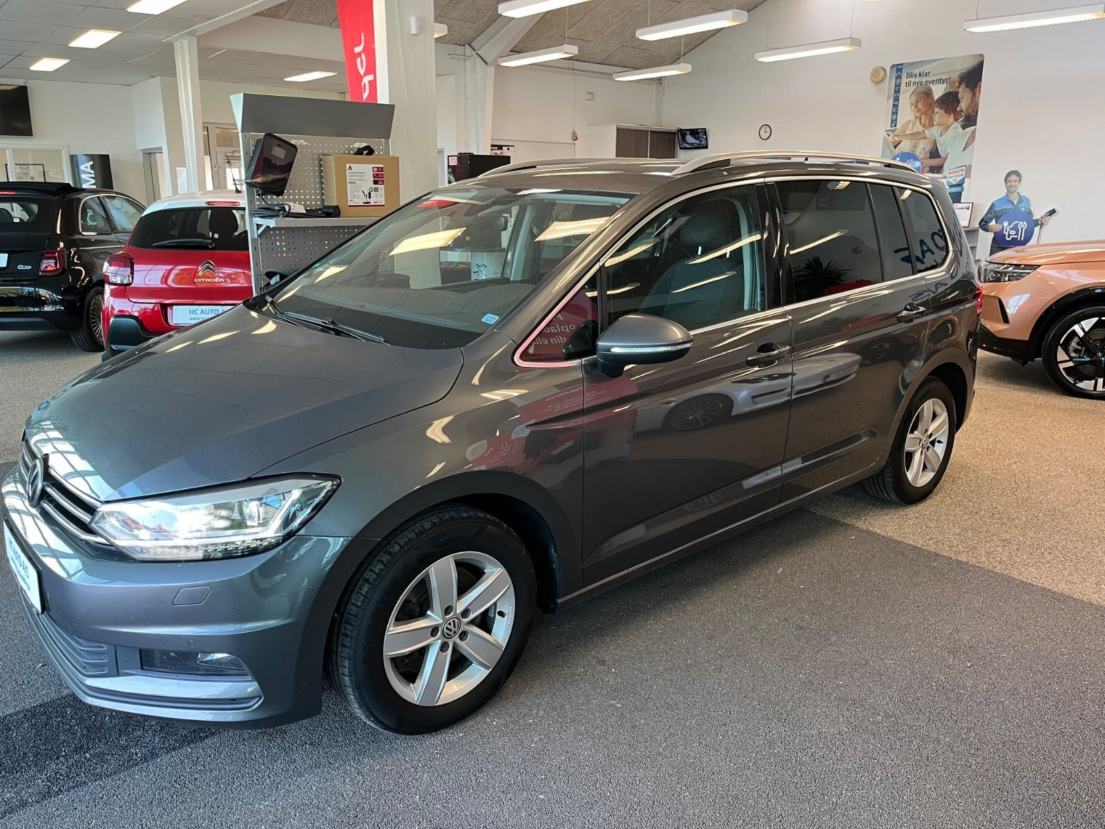 Grå VW Touran fra 2019 set udefra