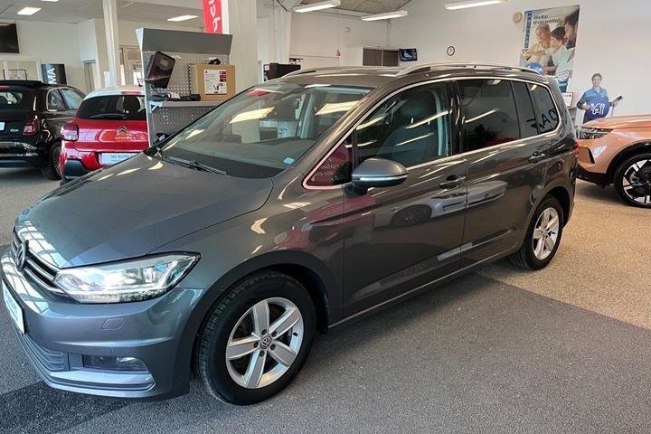 Grå VW Touran fra 2019 set udefra