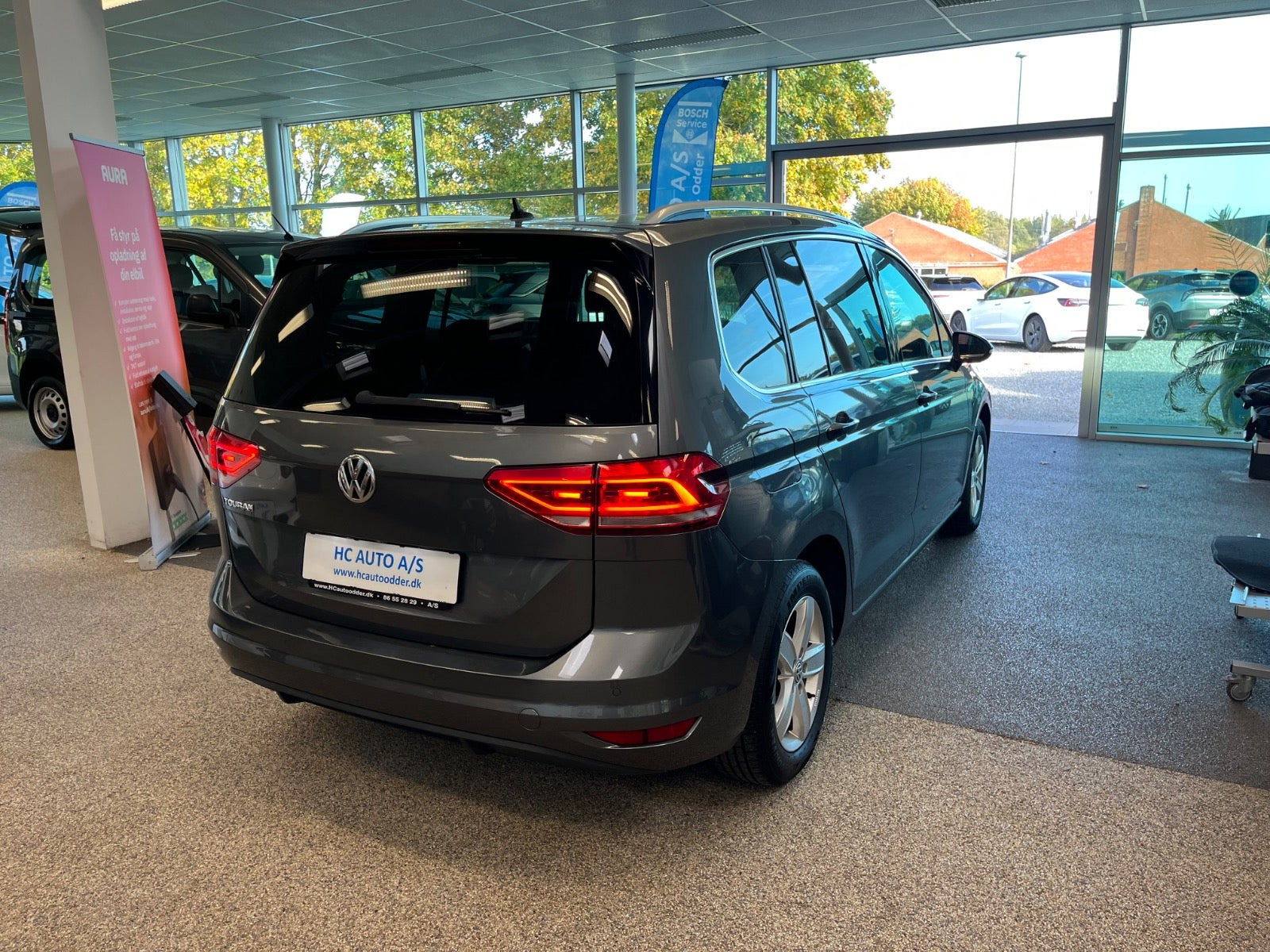 Grå VW Touran fra 2019