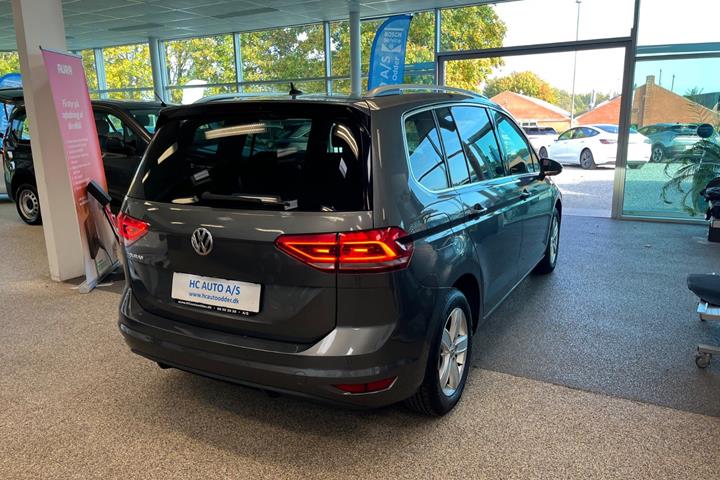 Grå VW Touran fra 2019