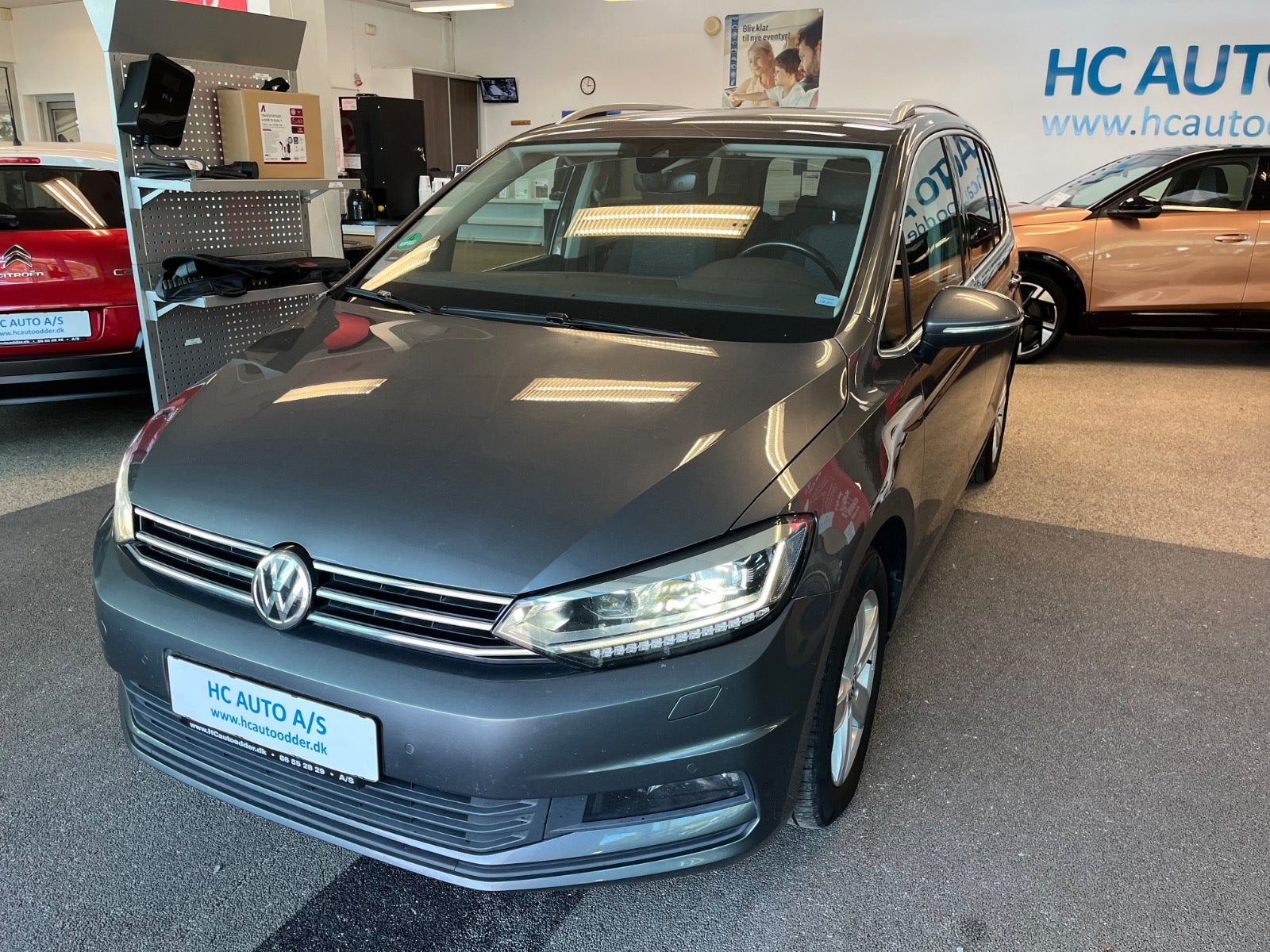 Grå VW Touran fra 2019