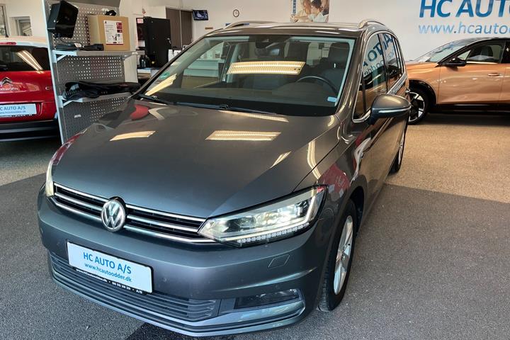 Grå VW Touran fra 2019