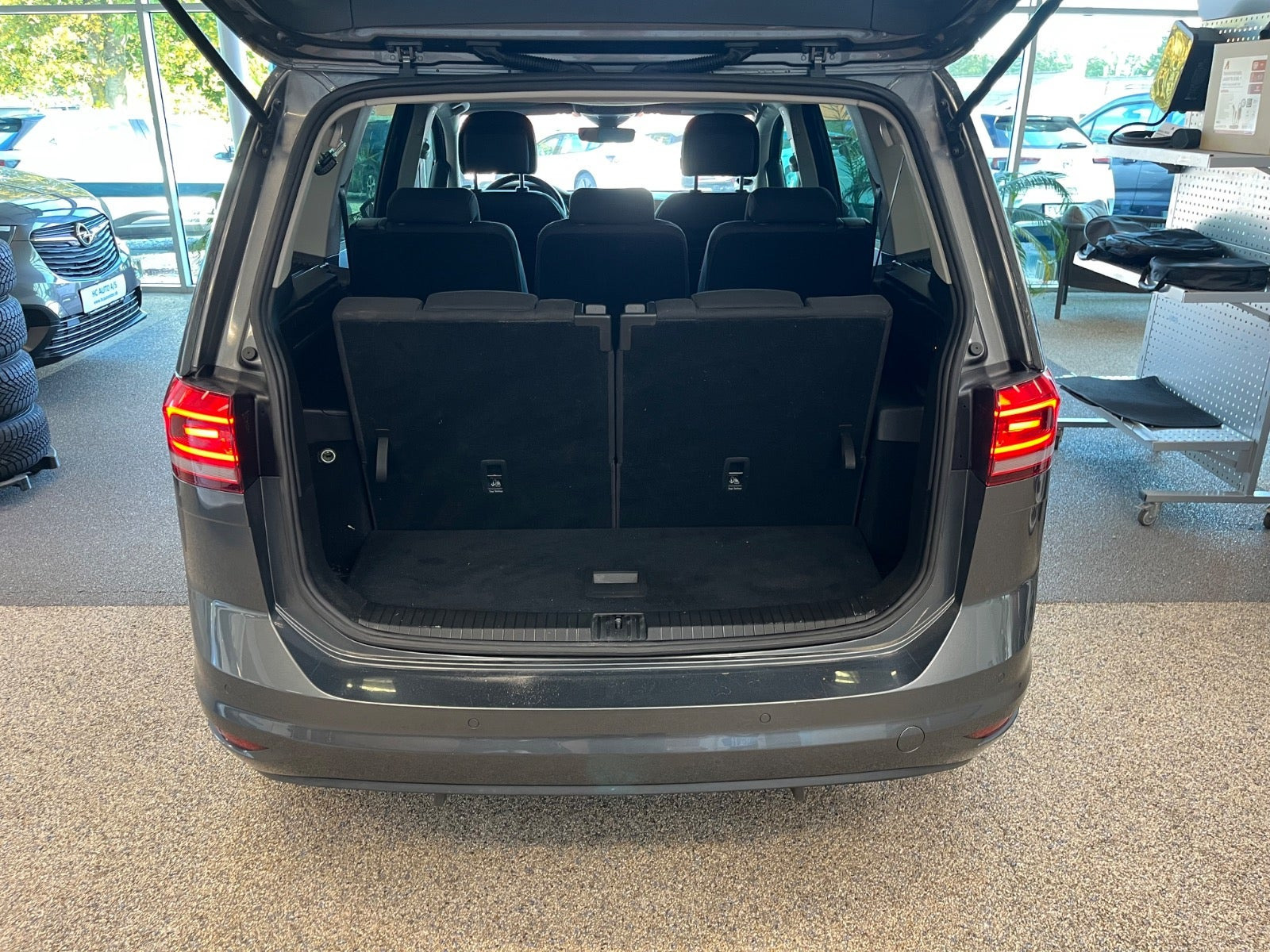 Grå VW Touran fra 2019