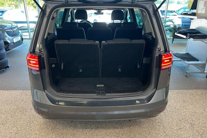 Grå VW Touran fra 2019