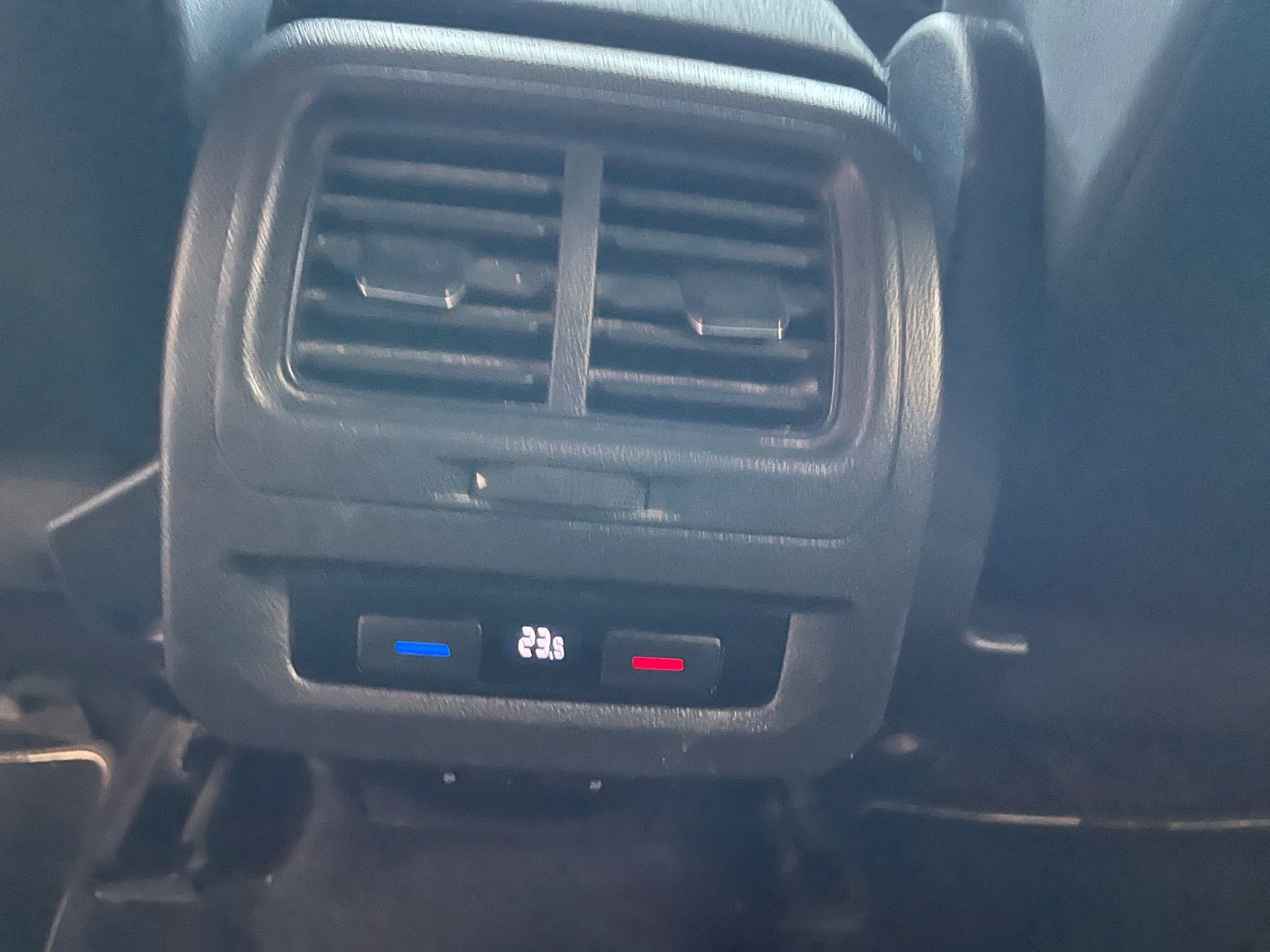 Grå VW Touran fra 2019