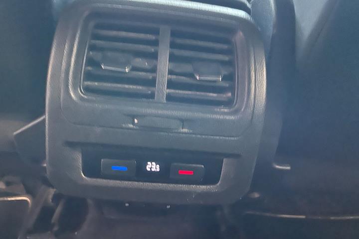 Grå VW Touran fra 2019