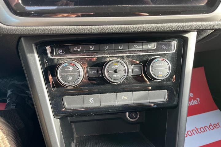 Grå VW Touran fra 2019