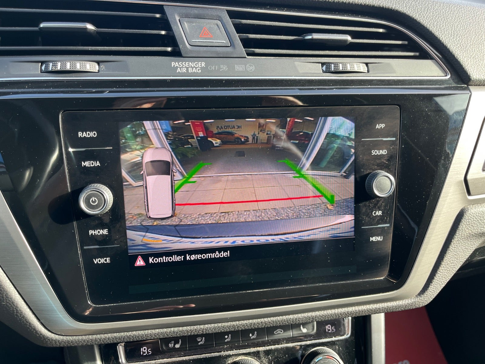 Grå VW Touran fra 2019